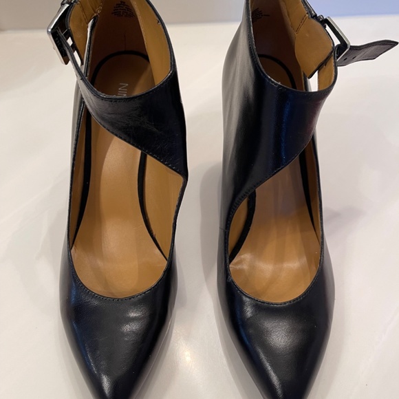 Nine West Black leather shoes.  Size 9 - Picture 2 of 5